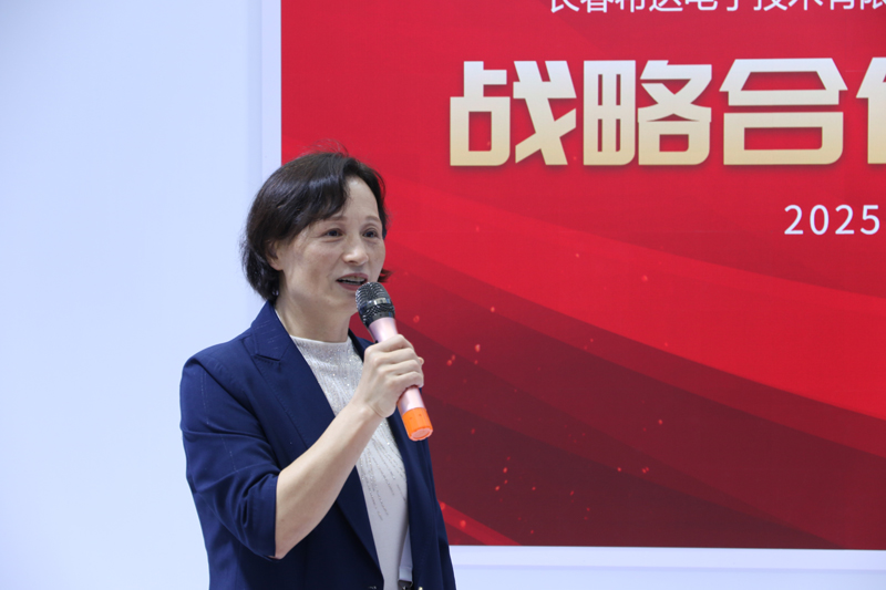 6850d3ced4428.jpg 898A7118.jpg